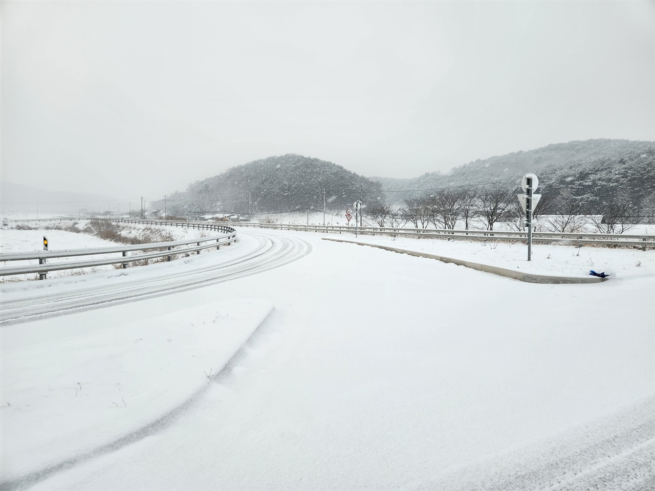 충남 홍성군 서부면의 지방도. 도로가 눈에 쌓여 있다. 