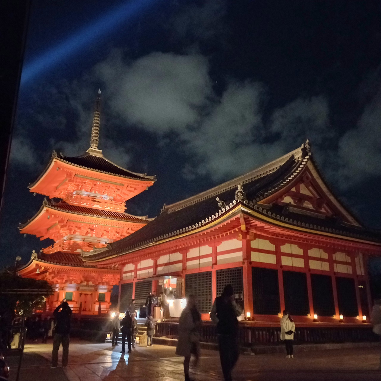 오사카 인근 교토의 대표적 관광지 중 하나인 청수사의 밤 풍경.

