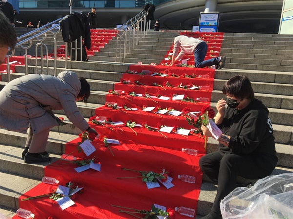 12월 4일, '2023 홈리스 추모행동 선포 기자회견'을 준비하면서 서울역 광장 두 번째 계단에서 400여 개의 장미꽃과 고인에 대한 메모로 ‘기억의 계단’을 설치 중이다.