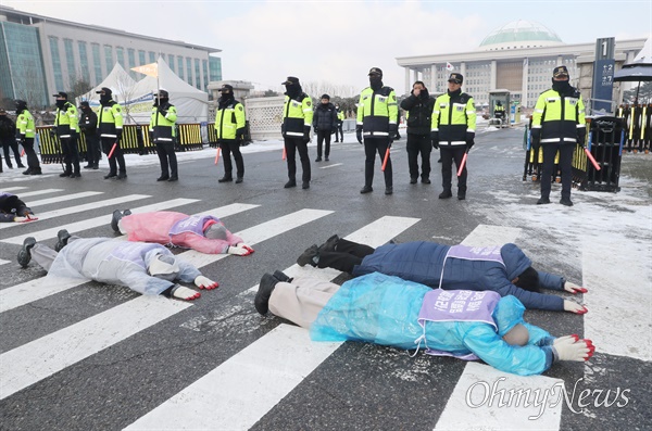 이태원참사 유가족과 종교인들이 이태원참사 특별법 국회 본회의 통과를 촉구하며 20일 서울 여의도 국회 앞에서 오체투지를 하고 있다.