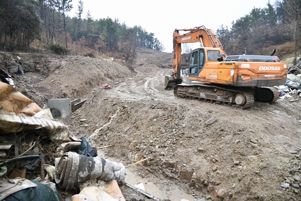 도로건설을 강행하고 있는 죽곡산 지역. 