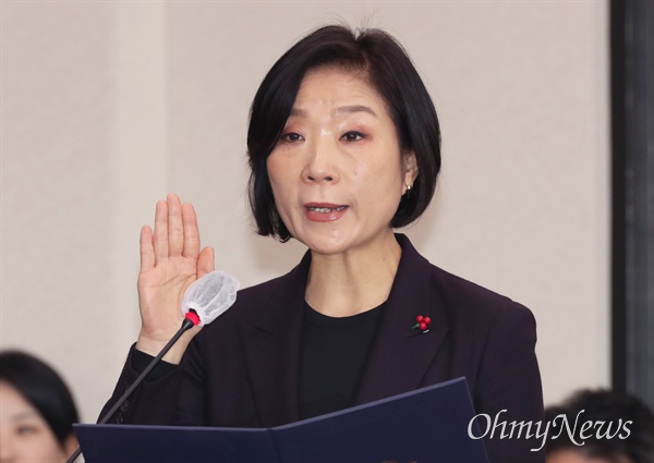 오영주 중소벤처기업부 장관 후보자가 21일 서울 여의도 국회에서 열린 인사청문회에서 선서하고 있다. 
