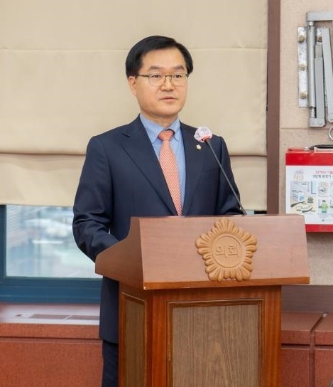 강남구 어르신 생활디지털 교육 지원 조례안을 대표 발의한 강남구의회 한윤수 의원.