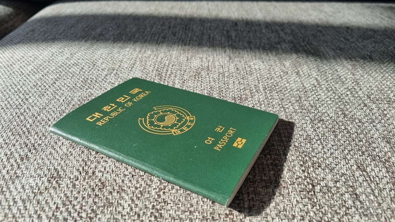 여권 발급을 위해서는 조부모가 아닌 부모님의 동의서가 필요했다. 