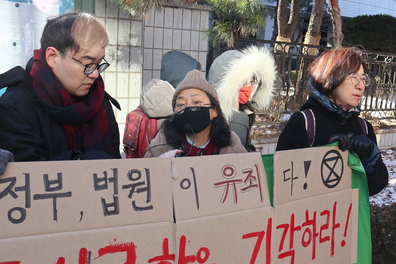 가덕도신공항백지화시민행동의 김현욱 활동가가 연대발언을 하고 있다. 