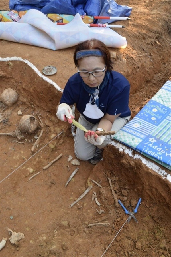 필자가 진주 봉강리에서의 발굴 모습