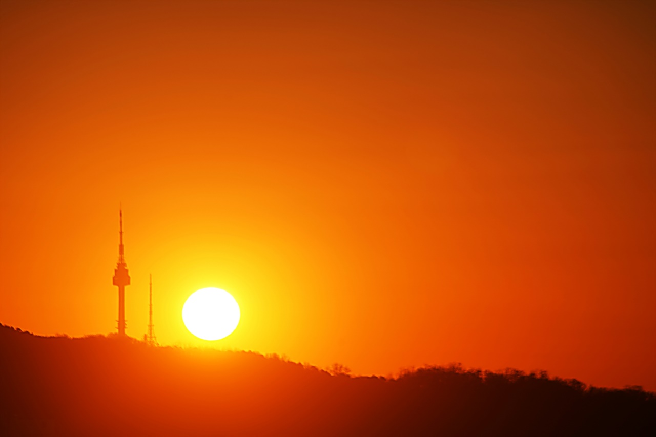 동짓날 남산타워 옆으로 태양이 솟아 오른다. 07:51