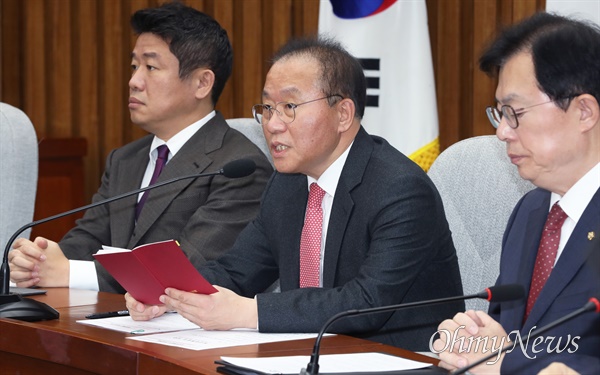 윤재옥 국민의힘 당대표 권한대행이 22일 서울 여의도 국회에서 열린 원내대책회의에서 발언하고 있다.