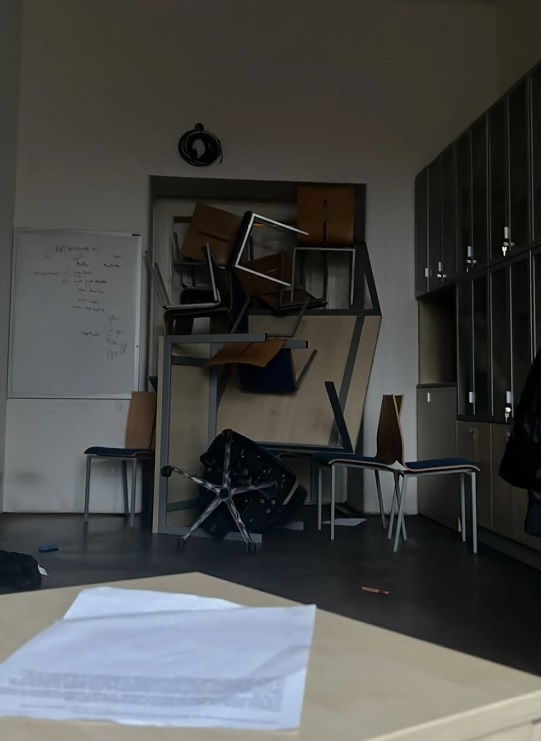 총기난사 사건이 발생한 체코 카렐대에서 학생들이 총격범을 막기 위해 가구로 문을 막았다