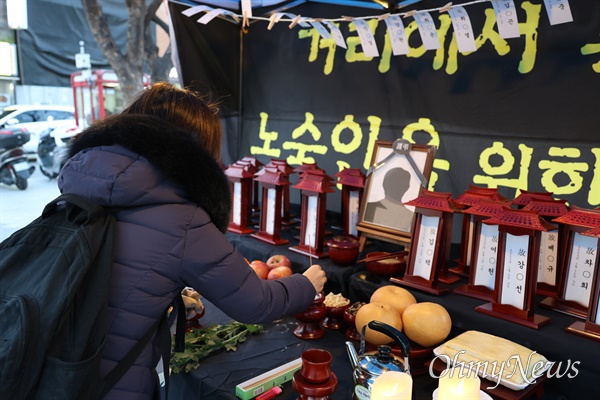  22일 오후 대구 경상감영공원에서 열린 홈리스 추모제에서 한 참가자가 이름도 없이 죽어간 홈리스를 위해 추모하고 있다.