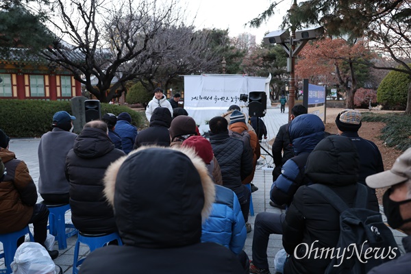  동짓날인 22일 오후 대구 경상감영공원에서 '거리에서 죽어간 홈리스 추모제'가 시민단체와 노숙인 등이 참석한 가운데 열렸다.