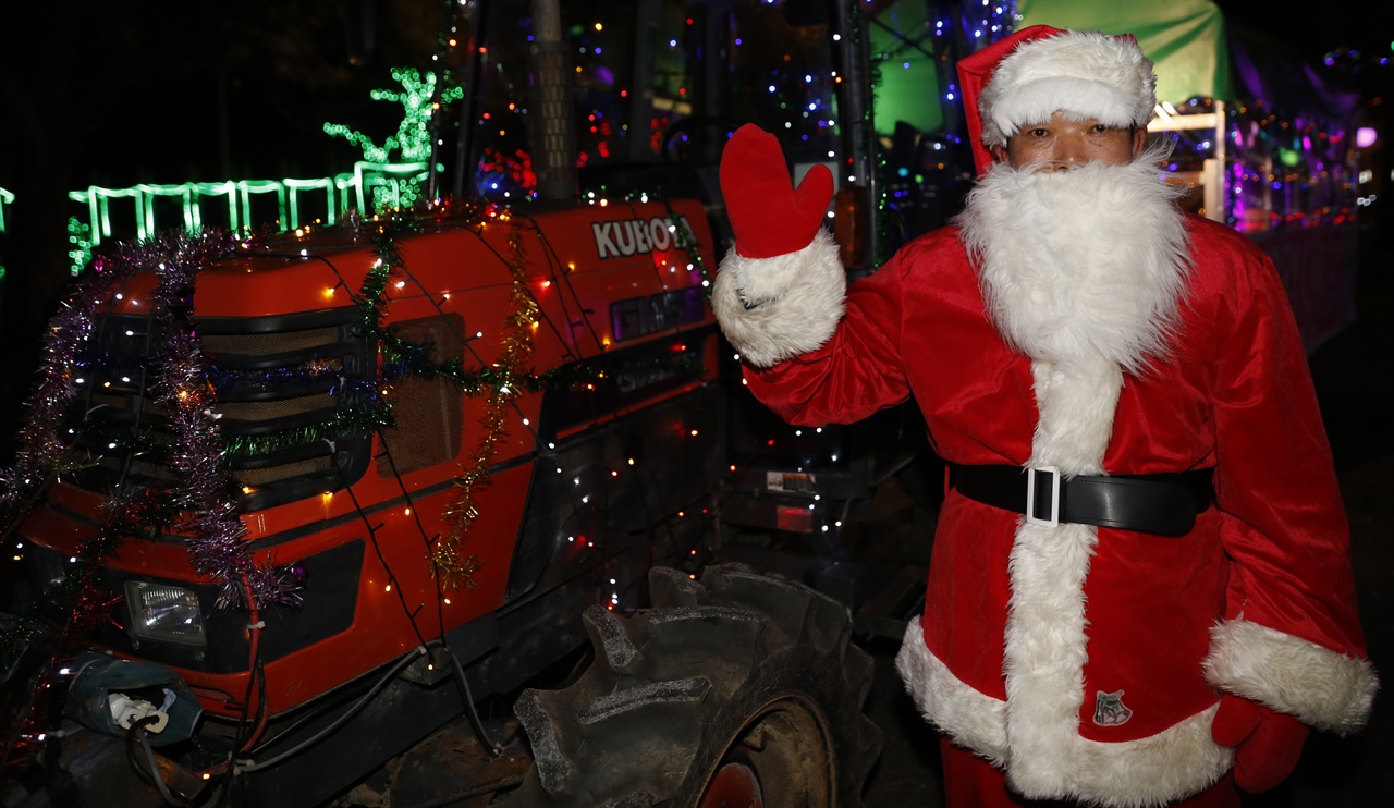 트랙터를 운전하는 산타 할아버지. 이슬촌 크리스마스 축제 때 모습이다.