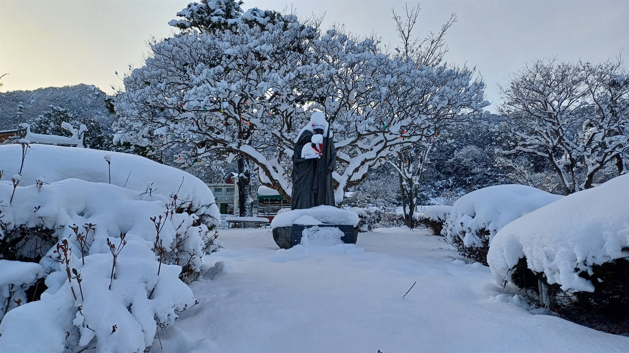 '한국판 산타마을'로 통하는 나주 이슬촌 풍경. 눈이 소복히 내린 12월 22일 풍경이다.