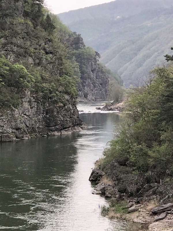 청산산과 만리산 사이를 흐르는 낙동강. 발아래는 낙동강이 유유히 흘러간다. 