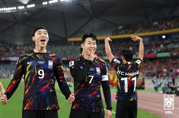 조규성-손흥민 조규성과 손흥민이 지난 11월 중국과의 2026 북중미 월드컵 아시아예선에서 득점에 성공한 이후 기뻐하고 있다.