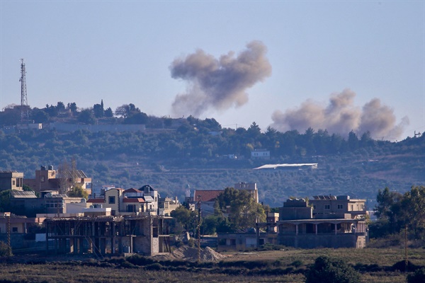 헤즈볼라의 로켓 공격으로 연기가 치솟은 이스라엘 국경지대