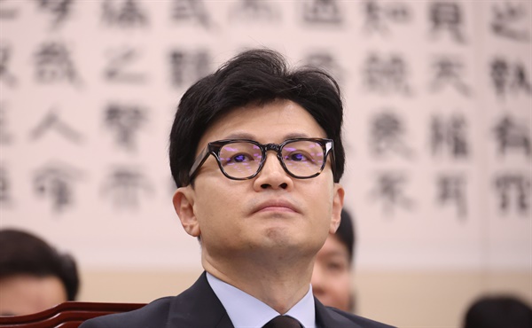 19일 국회에서 열린 법제사법위원회 전체회의에 출석한 한동훈 법무장관이 안경을 어딘가를 바라보고 있다.