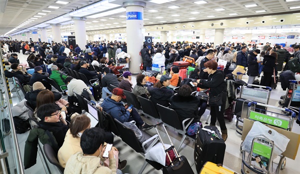 폭설이 내린 12월 22일 오후 제주국제공항 국내선 출발층이 이용객들로 크게 붐비고 있다.