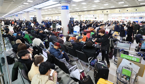  폭설이 내린 12월 22일 오후 제주국제공항 국내선 출발층이 이용객들로 크게 붐비고 있다.