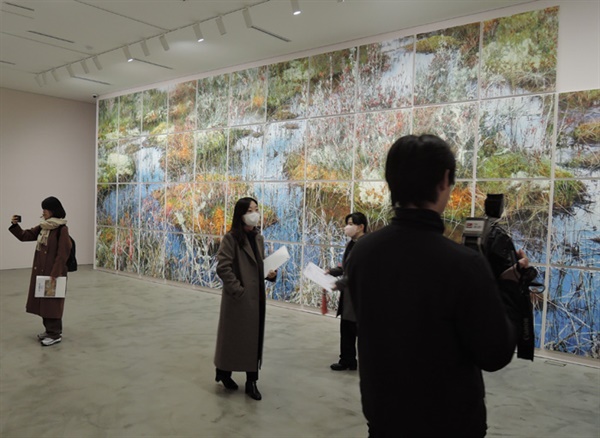 국제갤러리 전시장 내부 풍경 60(-1)개로 구획된 '무제' 시리즈 작품 2023. 오른쪽 상단을 보면 한 작품이 없다. 
