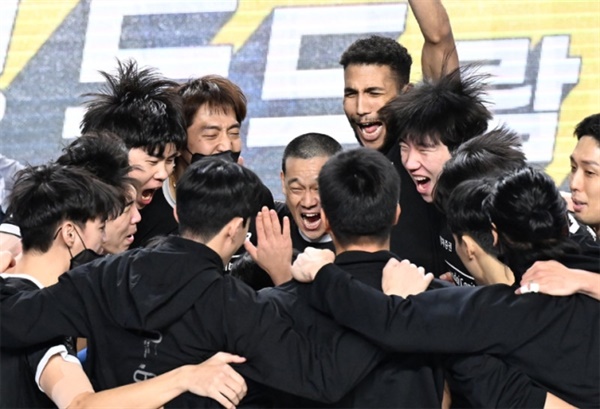  프로배구 현대캐피탈 선수들이 24일 열린 V리그 한국전력과의 경기에서 승리를 기뻐하고 있다