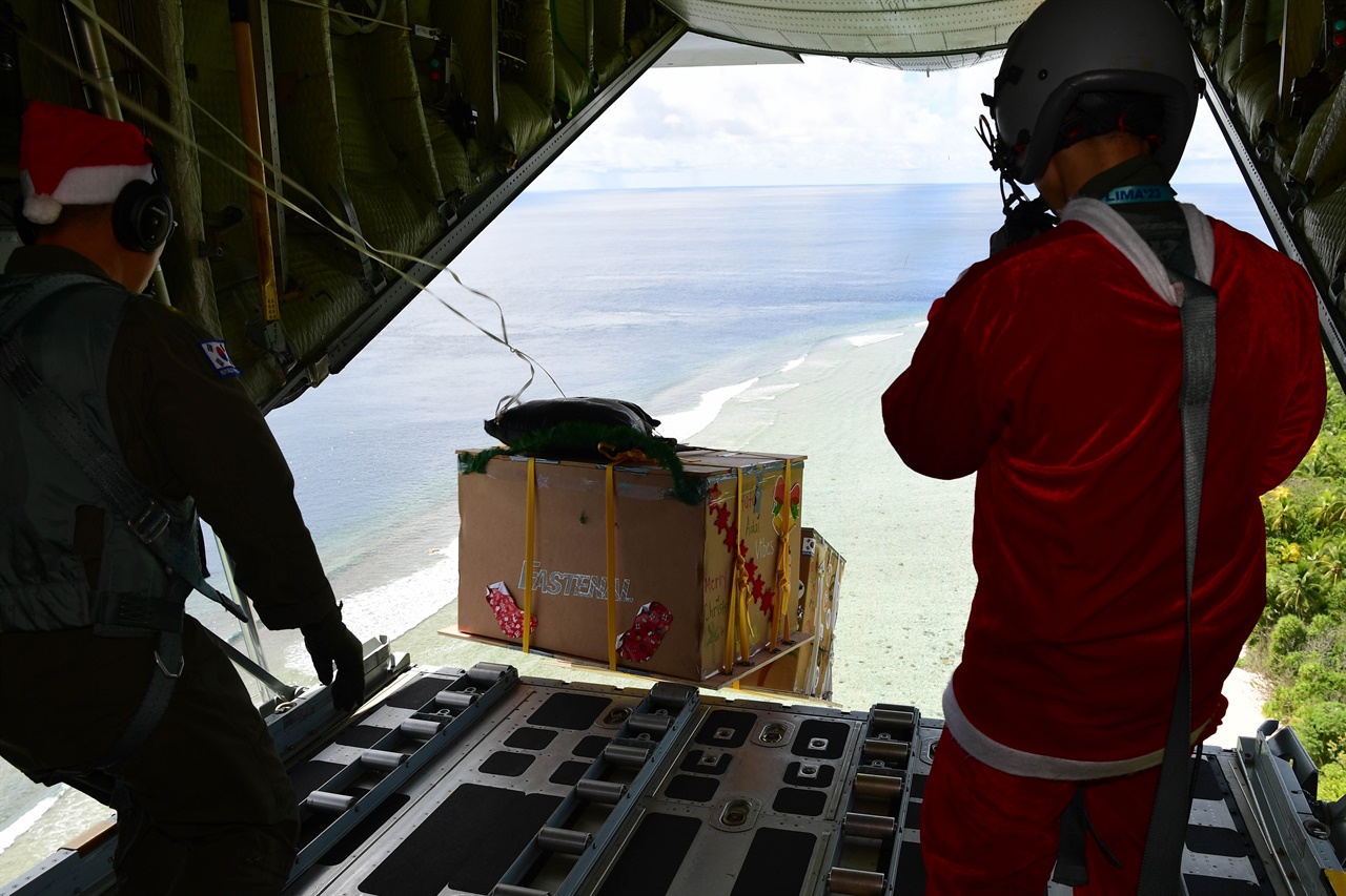 공군은 지난 11월 28일부터 12월 12일까지 괌 앤더슨 공군기지에서 미국 태평양 공군사령부가 주관하는 인도적 지원 작전인 크리스마스 공수작전에 참가했다. 사진은 지난 6일 한국 공군 장병들이 산타 복장을 입고 마이크로네시아 도서지역에 번들을 투하하는 모습.