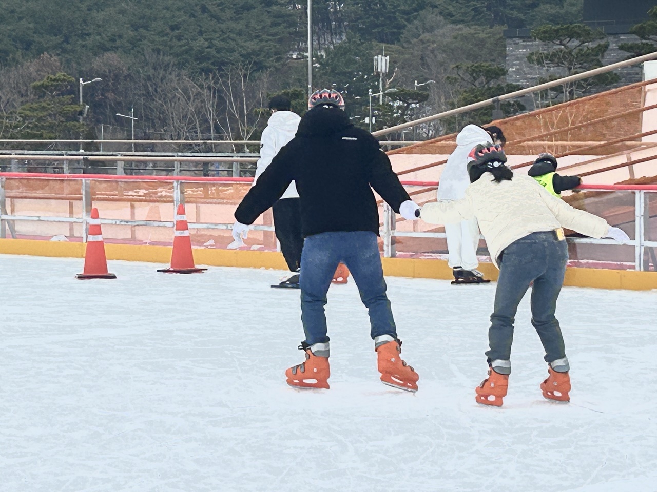 성탄절인 25일 서산시 성연면 겨울테마파크는 스케이트를 즐기려는 시민들로 가득했다.
