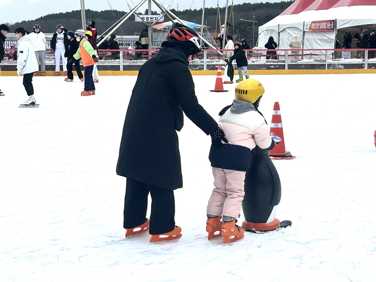 성탄절인 25일 서산시 성연면 겨울테마파크는 스케이트를 즐기려는 시민들로 가득했다.
