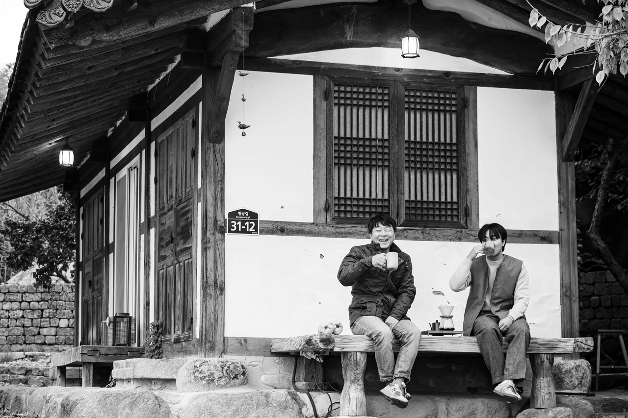 아버지 최인복님과 아들 최석우 샘이 광의면 방광마을 '노고마주 기와'의 툇마루에 나와 한가로이 겨울햇살을 즐기고 있다.