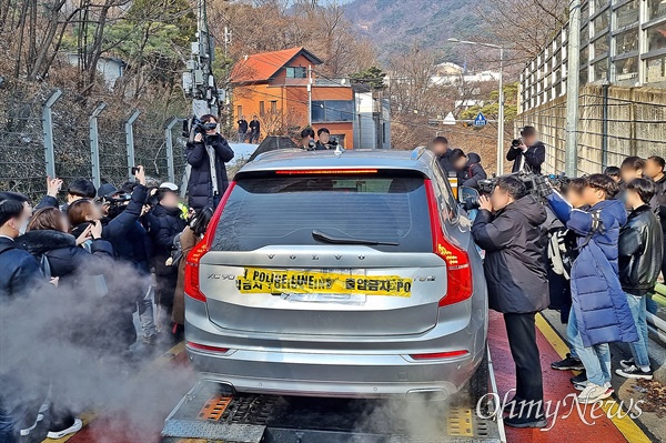 배우 이선균씨가 숨진 27일, 서울 성북구의 한 길가에 있던 그의 차량을 경찰이 옮기고 있다. 