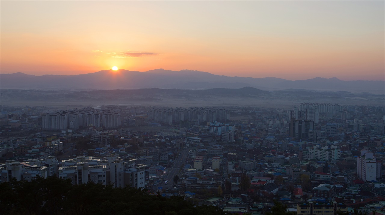  2024년은 갑진년(甲辰年)으로 용의 해로 서산시에서는 갑진년을 맞아 다양한 해맞이 행사를 개최한다. (사진은 2023년 1월 1일 부춘산 옥녀봉에서 바라본 일출)