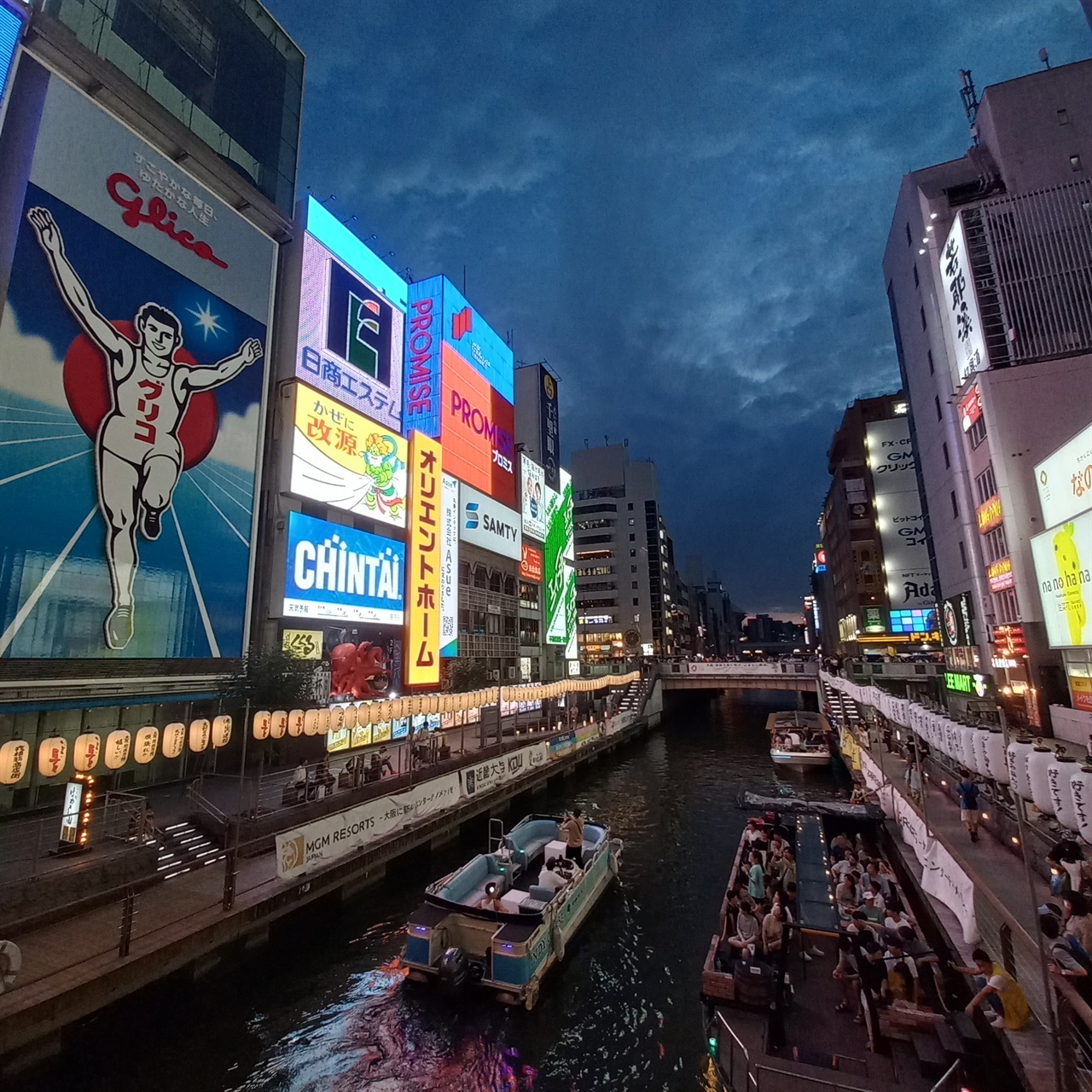 오사카 도톤보리의 초저녁 풍경. 간판 속에서 ‘글리코’가 웃고 있다.
