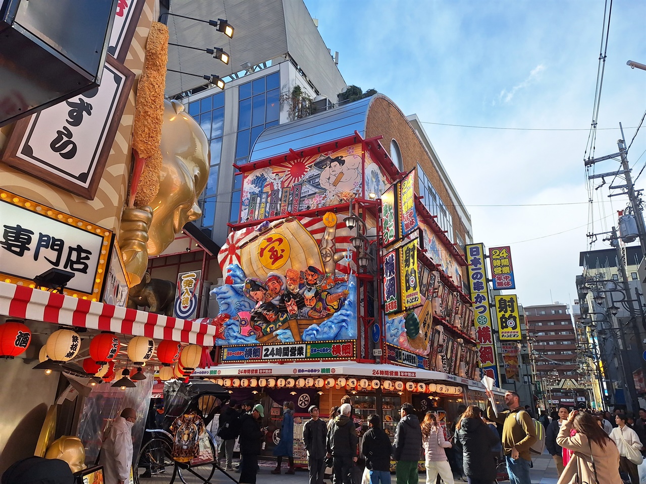 오사카 주점들의 간판은 화려하고 익살스럽다.
