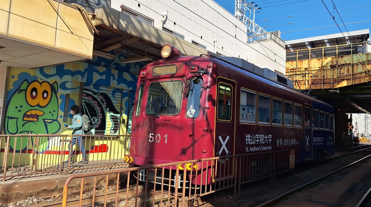 오사카 시내를 오가는 낡은 전철.
