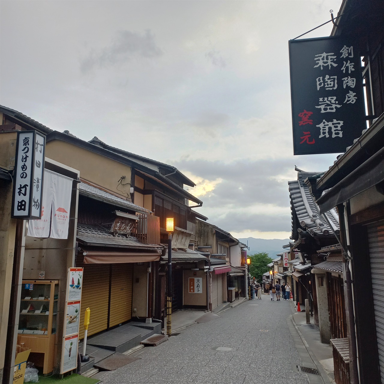 오사카 인근 교토를 여행하며 만난 낯선 골목길.
