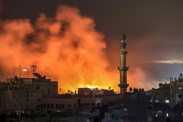 지난 14일(현지시간) 가자지구 남부 라파에서 이스라엘의 폭격으로 화염이 치솟고 있다. 이스라엘은 미국 등 국제사회의 휴전 압박에도 팔레스타인 무장 정파 하마스 제거를 목표로 지상전을 이어가고 있다.