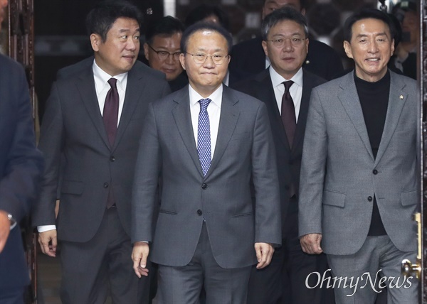  윤재옥 국민의힘 당대표 권한대행 겸 원내대표가 12월 28일 서울 여의도 국회에서 열린 의원총회에 참석하고 있다.
