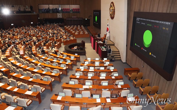 '김건희 특검법'이 28일 서울 여의도 국회에서 열린 본회의에서 국민의힘 의원들이 집단퇴장한 가운데 통과되고 있다.