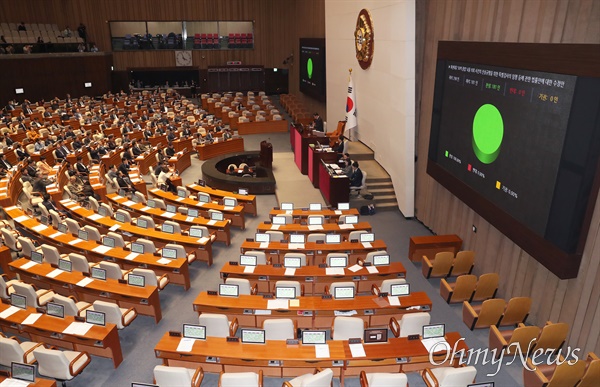 '대장동 50억 클럽 특검법'이 28일 서울 여의도 국회에서 열린 본회의에서 국민의힘 의원들이 집단퇴장한 가운데 통과되고 있다.