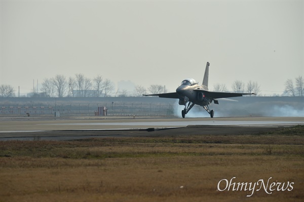 TA-50 Block2가 광주광역시 광산구 1전비 활주로에 착륙하는 모습