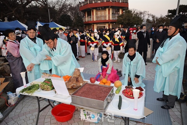  사천읍 수양공원 해돋이 행사 모습.