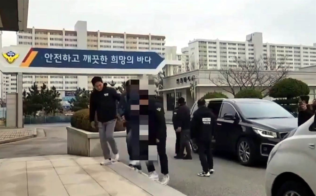 중국 밀항을 시도하다가 붙잡힌 '존버킴' 박아무개(43)씨가 목포해경으로 압송되고 있다.