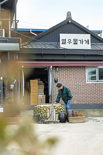  마을 안자락에 뚝심 있게 세운 술집. 그 안에서 힙한 전통주를 빚어내는 김보성 대표의 꿈은 세계인에게 사랑받는 K-전통주를 만드는 것이다.