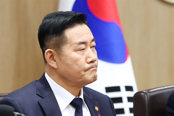 신원식 국방부 장관이 지난달 19일 서울 용산 대통령실 청사에서 열린 국무회의에 참석하고 있다.