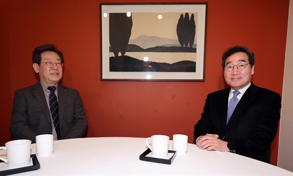 더불어민주당 이재명 대표와 이낙연 전 대표가 30일 오전 서울 중구의 한 식당에서 만나 대화를 나누고 있다.