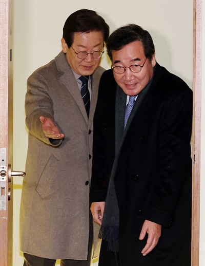 더불어민주당 이재명 대표와 이낙연 전 대표가 30일 오전 서울 중구의 한 식당으로 들어서고 있다.