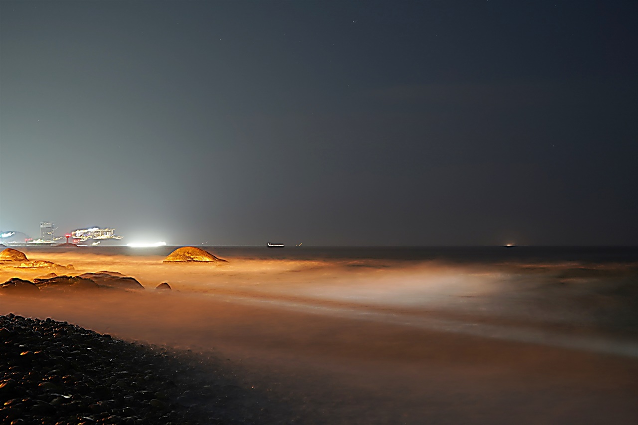 낙산 코레일 연수원 앞 새벽 바다 풍경. 멀리 물치항이 보인다.