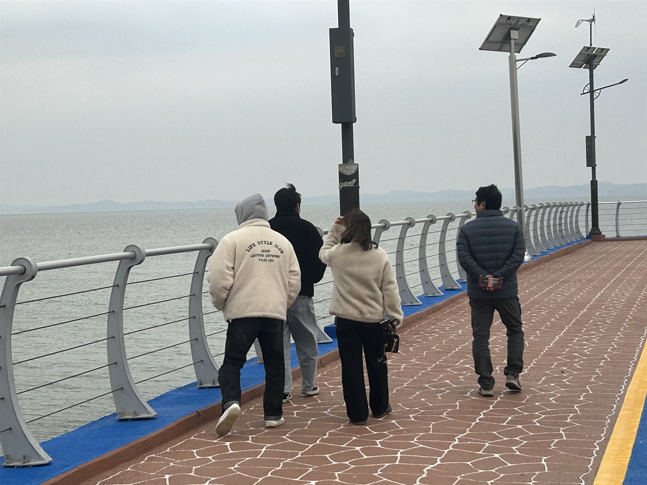  명품 낙조로 유명한 홍성 서부 궁리포구를 찾은 관광객들. 하지만, 구름이 많고 날이 흐리면서 계묘년 해넘이를 볼 수 없었다. 