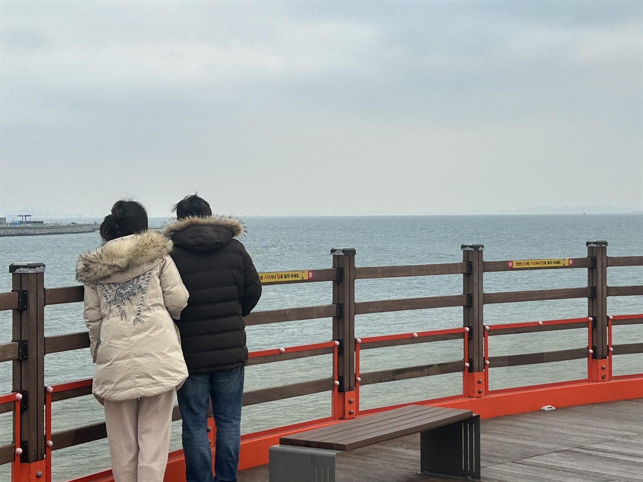  해넘이를 보기위해 홍성 서부면을 찾은 관광객들은 흐린 날씨로 해넘이를 볼 수 없었지만, 관광객들은 대부분 인근 카페에서 계묘년 마지막 날을 함께했다.