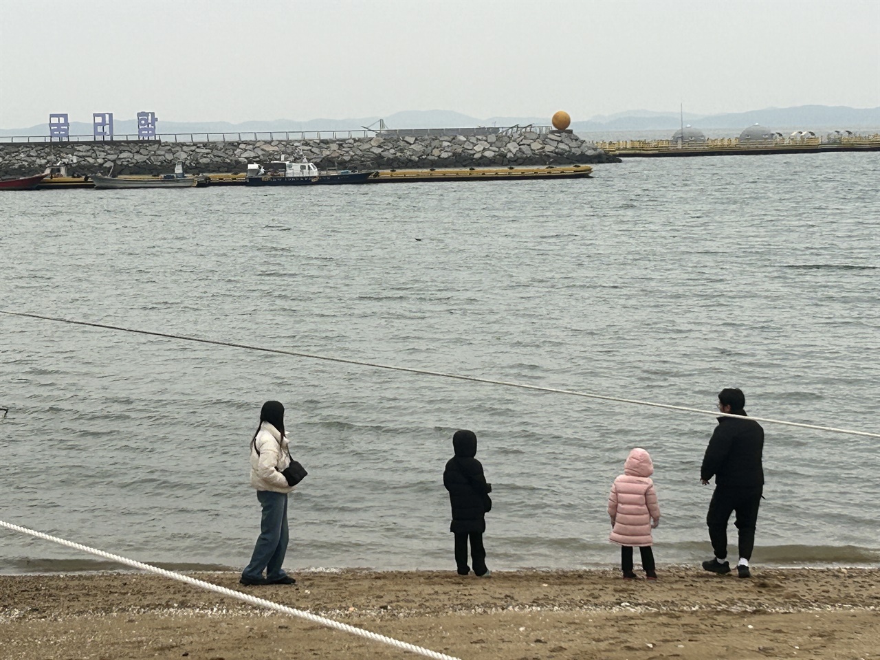  해넘이를 보기 위해 홍성 서부 궁리포구를 찾은 가족들이 바다를 바라보고 있다. 궁리포구를 비롯해 서해안 대부분은 흐린 날씨로 해넘이를 볼 수 없었다. 
